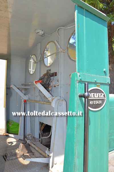 MUSEO TRENI STORICI DELLA SPEZIA (Porte Aperte del 25 Aprile 2018) - La spartana cabina di guida della locomotiva diesel da manovra Deutz n 55438