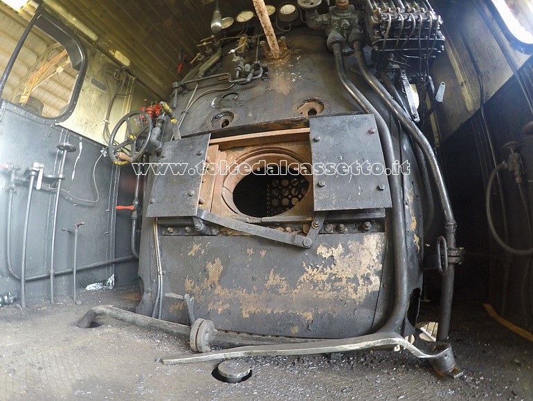 MUSEO TRENI STORICI DELLA SPEZIA (Porte Aperte del 25 Aprile 2018) - Cabina di guida della locomotiva a vapore 740-409 in fase di restauro