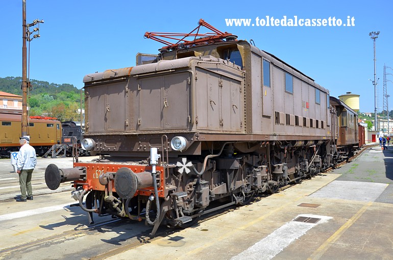 MUSEO TRENI STORICI DELLA SPEZIA (Porte aperte del 25 Aprile 2018) - La locomotiva elettrica E.626-194 agganciata ad una carrozza postale