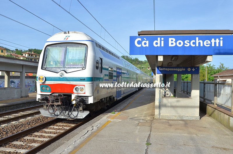 STAZIONE DI CA' DI BOSCHETTI - Treno a due piani "Vivalto" in transito sul binario 1