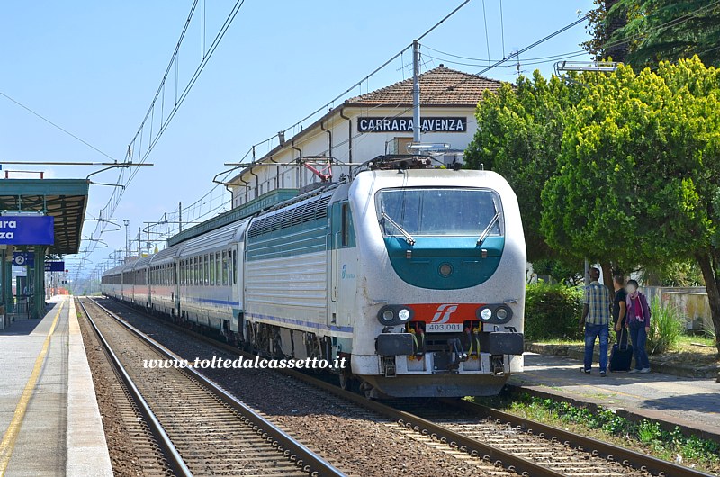 STAZIONE DI CARRARA AVENZA (03-06-2015) - Treno InterCity, trainato dalla locomotiva elettrica E.403-001, effettua fermata sul binario 1