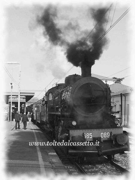 STAZIONE DI SARZANA - Regina del convoglio diretto a Fornaci di Barga la fiammante locomotiva a vapore 685-089 proveniente dal Museo dei Trasporti della Spezia