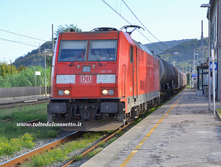 STAZIONE DI ARCOLA - Convoglio merci trainato dalla Locomotiva DB Cargo Italia Bombardier TRAXX F140 DC n483-101