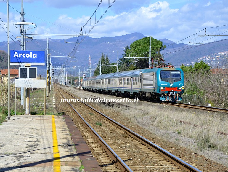 STAZIONE DI ARCOLA (19 marzo 2013) - La locomotiva E.464-682 traina un treno regionale
