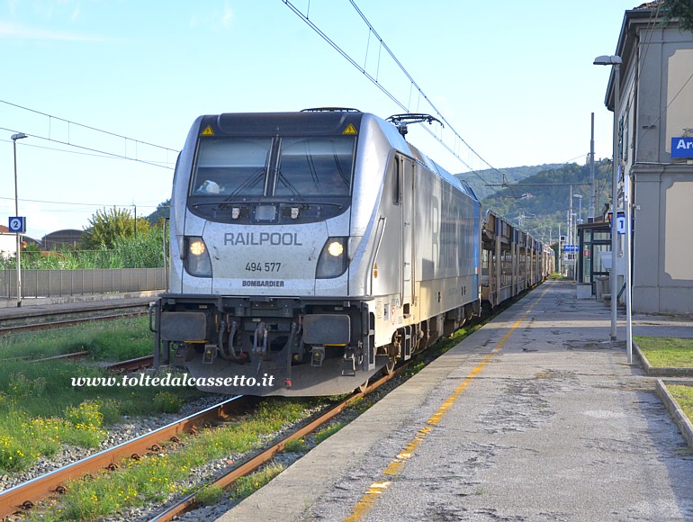 STAZIONE DI ARCOLA - Convoglio con carri bisarca trainati dalla Locomotiva Railpool Bombardier TRAXX 494 577