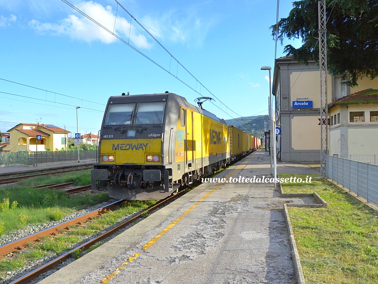 STAZIONE DI ARCOLA - Convoglio merci container di Medway Italia trainato dalla Locomotiva Bombardier TRAXX F140 DC n 483-315