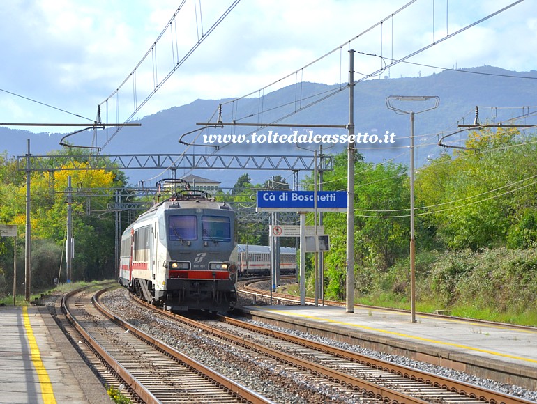 STAZIONE DI CA' DI BOSCHETTI - Locomotiva elettrica E.401-024 in testa ad un treno InterCity