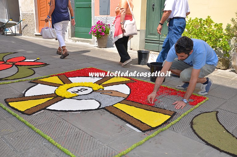 BRUGNATO (Infiorata del Corpus Domini 2014) - In Via Riva d'Armi prende corpo un disegno raffigurante un calice con ostia