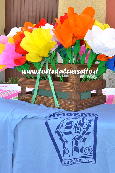 BRUGNATO (Infiorata del Corpus Domini 2015) - Composizione di fiori artificiali e magliette con il logo della manifestazione