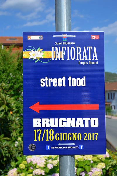 BRUGNATO (Infiorata del Corpus Domini 2017) - Cartello segnaletico dello "Street Food" in Piazza Europa