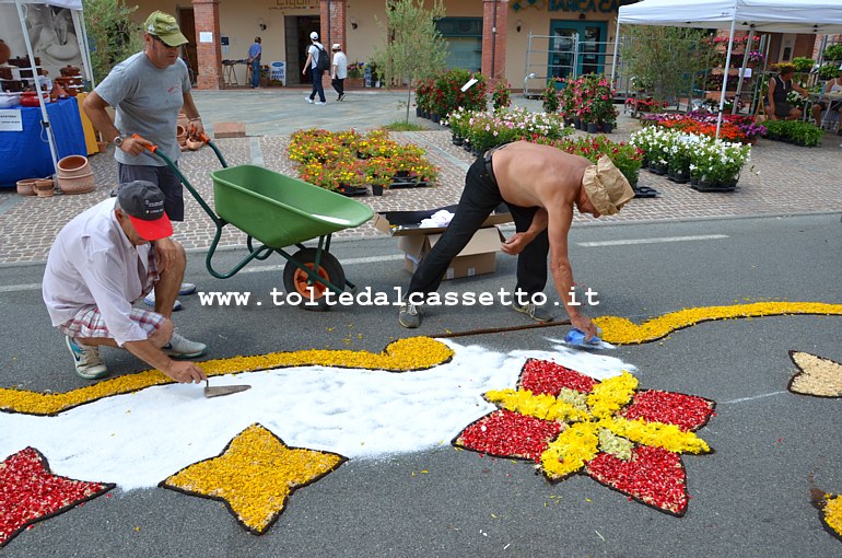 BRUGNATO (Infiorata del Corpus Domini 2017) - In Via Briniati si allestisce il tappeto floreale che ha lo sfondo di colore bianco realizzato col sale grosso