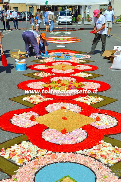 BRUGNATO (Infiorata del Corpus Domini 2018) - Allestimento tappeto floreale in Via Briniati