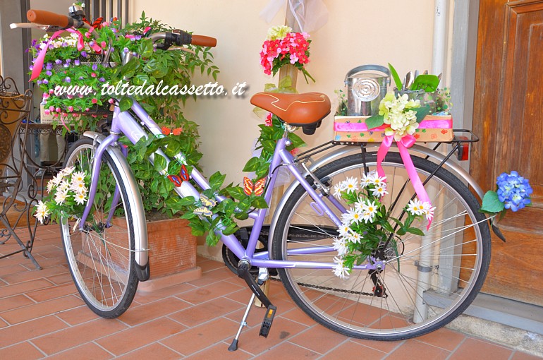 BRUGNATO (Infiorata del Corpus Domini 2018) - Bicicletta adornata con fiori e piante