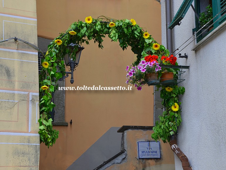 BRUGNATO (Infiorata del Corpus Domini 2023) - Arco di fiori all'inizio di Via Riva d'Armi (gi Via del Popolo)