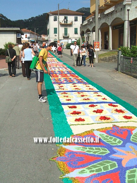 BRUGNATO (Infiorata del Corpus Domini 2010) - In Via Briniati si effettuano delle spruzzature con acqua in modo ritardare l'essicazione del tappeto floreale