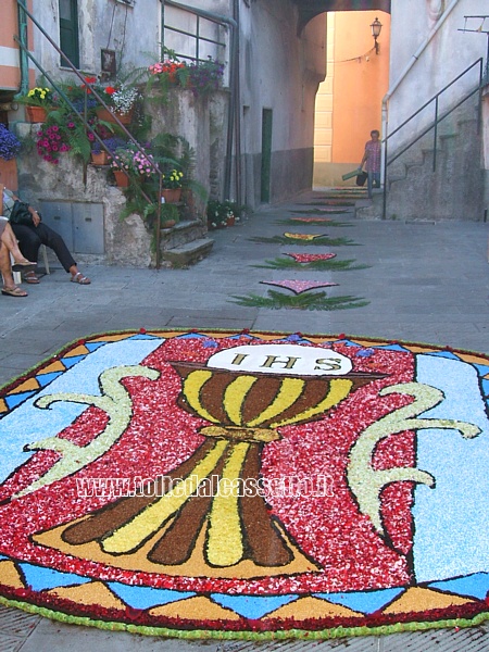 BRUGNATO (Infiorata del Corpus Domini 2011) - In Via Riva D'Armi un disegno di grandi dimensioni raffigurante un calice con ostia (IHS)