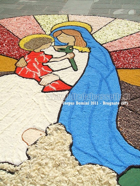 BRUGNATO (Infiorata del Corpus Domini 2011)  - Quadro raffigurante una Madonna con Bambino