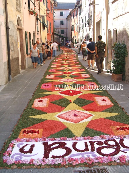BRUGNATO (Infiorata del Corpus Domini 2011) - Il tappeto floreale nel Borgo San Bernardo (U Burgu), cuore del centro storico cittadino