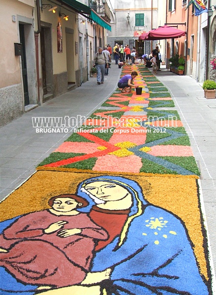 BRUGNATO (Infiorata del Corpus Domini 2012) - Lungo il tappeto floreale in Via Borgo San Bernardo si trovava questo quadro di Madonna con Bambino