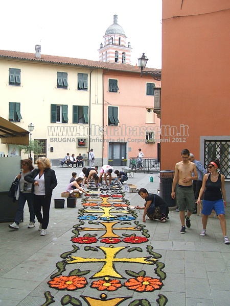 BRUGNATO (Infiorata del Corpus Domini 2012) - Il tappeto floreale in Piazza Brosini