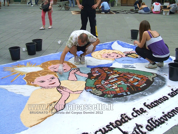 BRUGNATO (Infiorata del Corpus Domini 2012) - In Piazza Brosini un quadro raffigurante gli "Angeli Custodi" che hanno salvato il centro storico dall'alluvione del 25 ottobre 2011