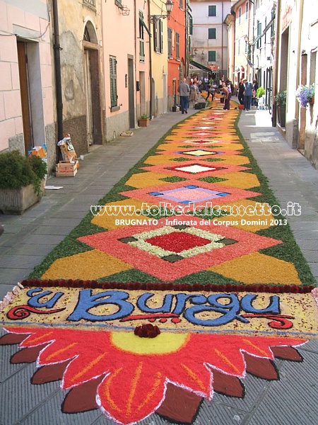 BRUGNATO (Infiorata del Corpus Domini 2013) - Tappeto floreale nel Borgo San Bernardo (U Burgu)