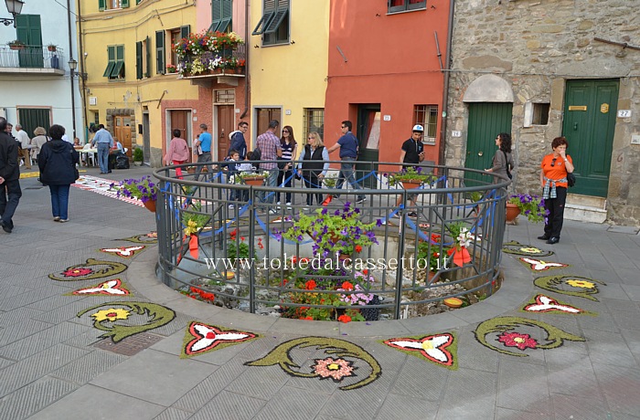 BRUGNATO (Infiorata del Corpus Domini 2013) - Disegni floreali intorno alla fontana di Piazza Brosini