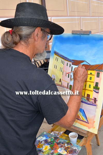 BRUGNATO (Infiorata del Corpus Domini 2014) - In Piazza Brosini (gi Piazza Maggiore) un artista partecipa all'estemporanea di pittura
