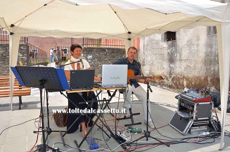 BRUGNATO (Infiorata del Corpus Domini 2014) - Durante la manifestazione, in Piazza Ildebrando, c' stato un piacevole intrattenimento musicale con Tonino ed Irene