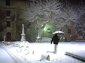 Foto notturna di Piazza della Pace a Santo Stefano di Magra durante una nevicata / ( Giovanni Mencarini)
