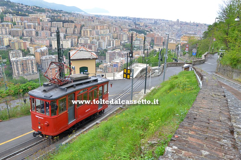 FERROVIA A CREMAGLIERA PRINCIPE-GRANAROLO - La vettura n 1 sull'ultima rampa che porta alla stazione di Granarolo. Sullo sfondo l'incantevole panorama di Genova
