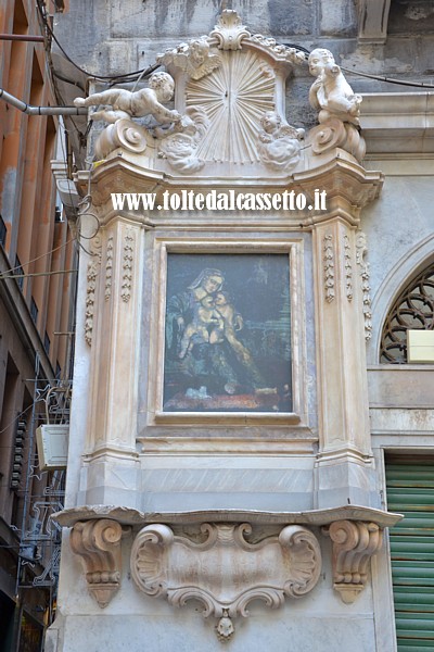 GENOVA (Piazza San Luca) - Edicola votiva "Madonna col Bambino e Santi" (sec.XVIII). Dipinto ad olio su ardesia, scomparso