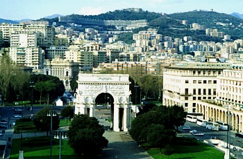 GENOVA (Piazza Della Vittoria) - Il monumento ai caduti della Prima Guerra Mondiale. Sullo sfondo il complesso edilizio del "Biscione", parzialmente crollato durante l'alluvione del 1990