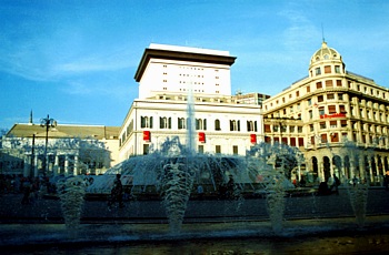 GENOVA (Piazza De Ferrari) - Gli zampilli della fontana e il teatro Carlo Felice