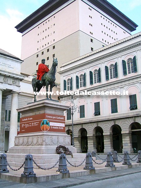 GENOVA - Monumento equestre a Giuseppe Garibaldi. L'eroe dei due mondi  eccezionalmente avvolto in un mantello rosso, apposto durante i festeggiamenti per il bicentenario della nascita del generale