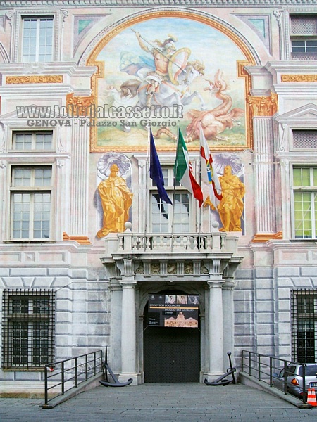 GENOVA (Palazzo San Giorgio) - Sulla facciata lato mare la composizione pittorica raffigurante San Giorgio che uccide il drago, opera di Francesco De Ferrari (circa del 1490)