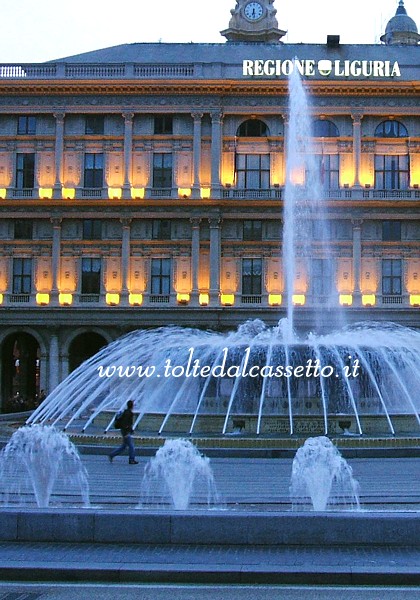 GENOVA - La fontana di Piazza De Ferrari alle prime luci della sera