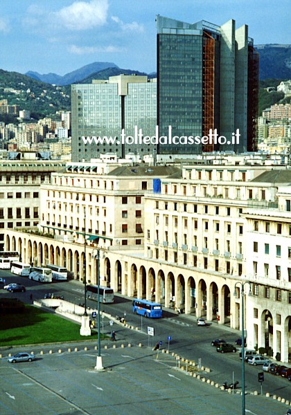 GENOVA - I portici di Piazza della Vittoria e i grattacieli lamellari della Corte Lambruschini