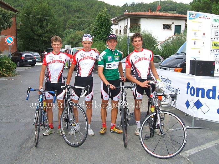 GIRO DELLA LUNIGIANA 2008 - Foto finale del vincitore Stefan Mair insieme ad alcuni compagni di squadra