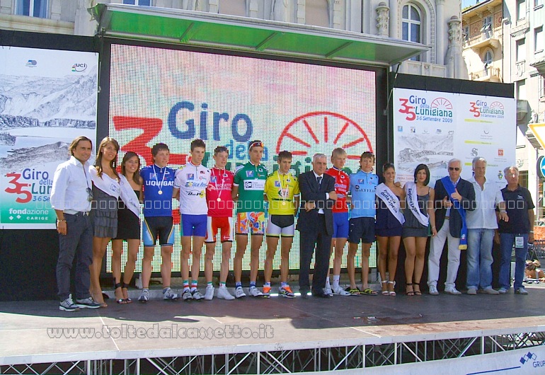 GIRO DELLA LUNIGIANA 2009 (La Spezia) - Simone Antonini, primo assoluto, e tutti i vincitori delle altre classifiche in una foto di gruppo con tecnici, dirigenti e autorit
