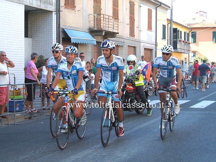 GIRO DELLA LUNIGIANA 2013 - Alcuni ciclisti del team Liguria composto da Pietra Nicolas (n.25), Fragola Luca (n.26), Guido Alberto (n. 27), Parodi Nicol (n. 28), Mammoliti S. (n. 29) e Astigiano D. (n.30)