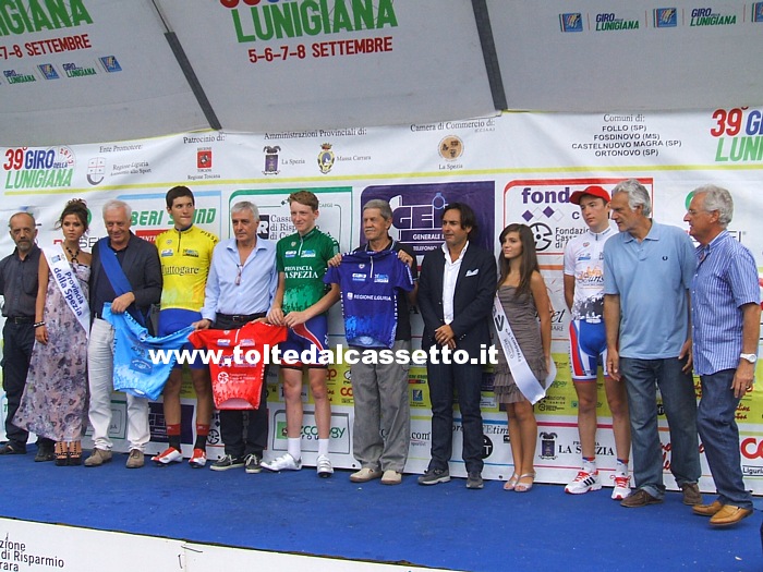 GIRO DELLA LUNIGIANA 2013 - Organizzatori ed autorit sul podio finale assieme a tutte le maglie assegnate
