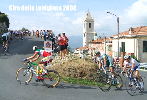 GIRO DELLA LINIGIANA 2008 (2a tappa) - Matteo Sinigaglia, a centro gruppo, sulla salita dei "Castagneti" di Vezzano Ligure, una delle pi belle di tutta la corsa