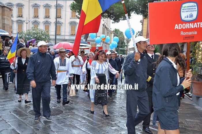FESTA DELLA MARINERIA 2013 - Gli eleganti costumi sfoggiati dall'equipaggio del veliero Adornate (Romania) durante la parata nel centro storico della Spezia