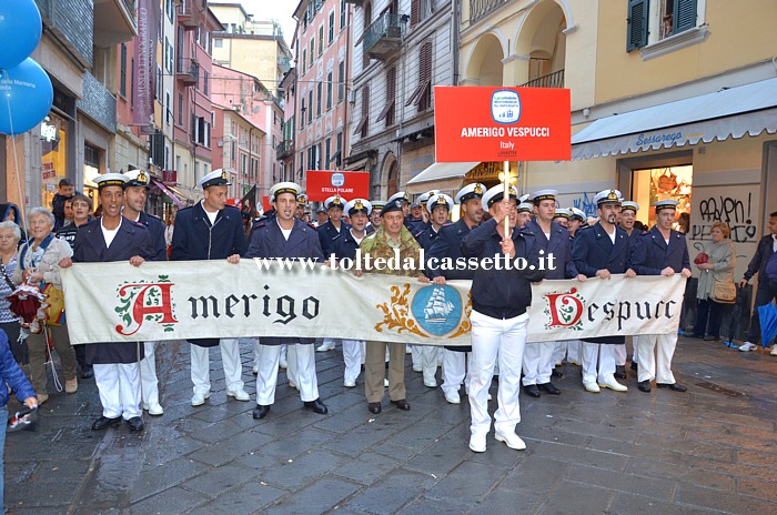 FESTA DELLA MARINERIA 2013 - Durante la parata nel centro storico della Spezia l'equipaggio della nave scuola Amerigo Vespucci si ferma in Via Prione per intonare l'inno italiano