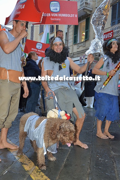 FESTA DELLA MARINERIA 2013 - Durante la parata un componente del veliero spagnolo Atyla tiene al guinzaglio il cagnolino mascotte dell'imbarcazione