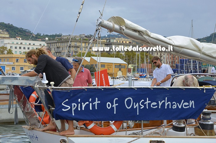 LA SPEZIA (Festa della Marineria 2013) - L'equipaggio del veliero irlandese Spyrit of Oysterhaven molla gli ormeggi per presentarsi alla parata finale