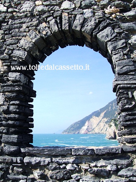 PORTOVENERE - Un caratteristico arco nelle mura attraverso il quale la vista spazia sulla costa e il mare di Liguria