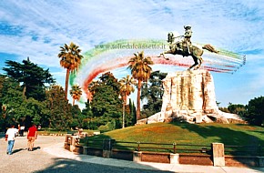 LA SPEZIA - La figura della bandiera delle Frecce Tricolori fa da sfondo al monumento a Giuseppe Garibaldi