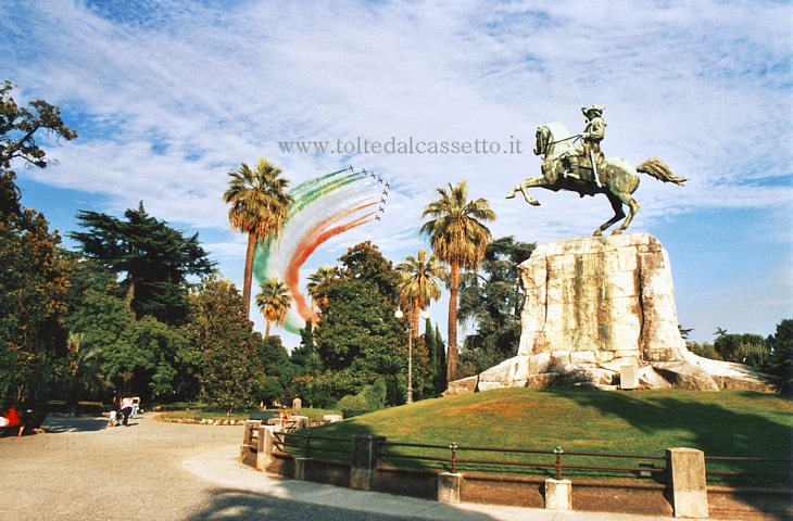 FRECCE TRICOLORI - Esibizione del 27 luglio 2008 alla Spezia (Festa del Mare) - Giuseppe Garibaldi, dall'alto del suo monumento equestre, sembra dirigere le evoluzioni della PAN